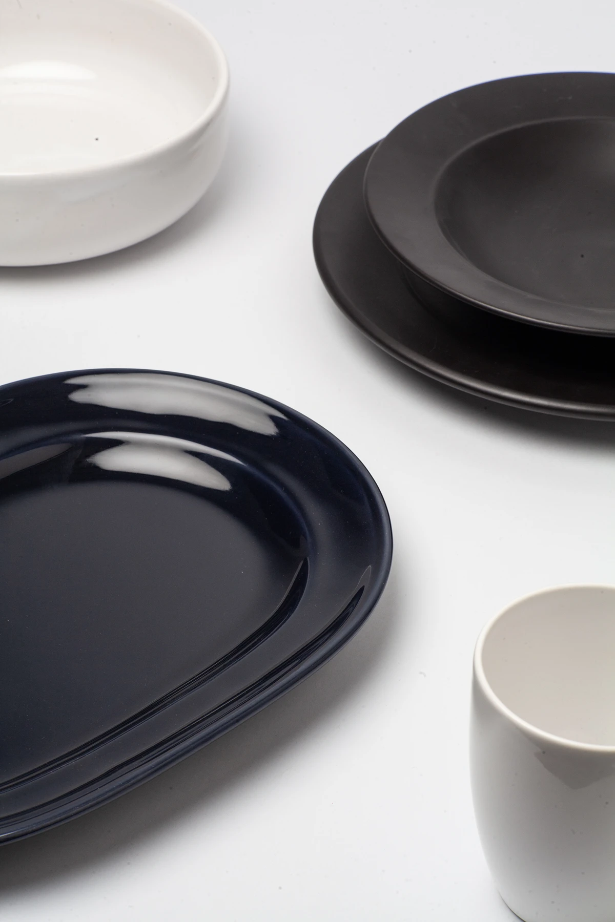 Vajilla de cerámica de la línea 5000 en blanco, negro y azul noche
